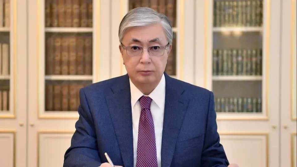 Работодателей обяжут отпускать сотрудников на скрининги: Токаев подписал закон