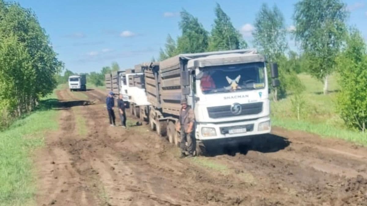 "После дождя - непроходимое болото!" - На разрушение дороги большегрузами жалуются жители Костанайской области