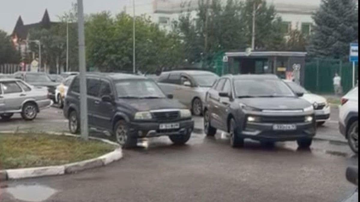 Из-за ремонта на улице Каирбекова в центре Костаная образовалась пробка