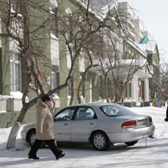 Парковка на тротуаре под яблонями