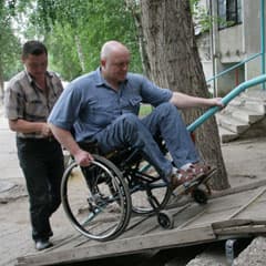 Всех обязали, но пандусов нет