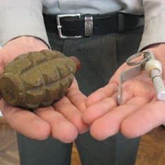 Лежала граната на берегу