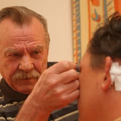 Человек, который делает лица