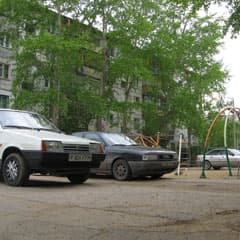 Траву у дома совсем укатали