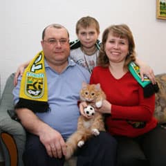 Обожают футбол и животных