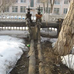 Трасса ржавеет в земле