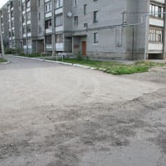 Во двор ни зайти, ни заехать