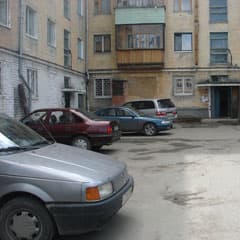 Машины возле песочниц