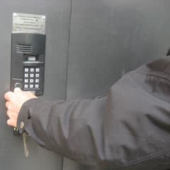 Когда один из подъезда - против