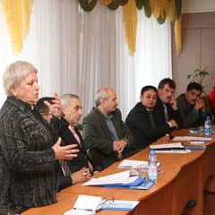 На фоне рукотворных каньонов...