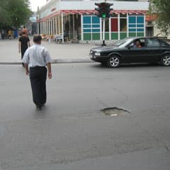 Яма ширится все больше