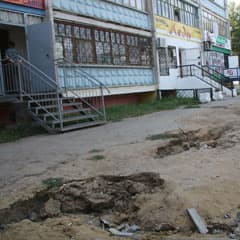 Яма ждет ремонта с октября
