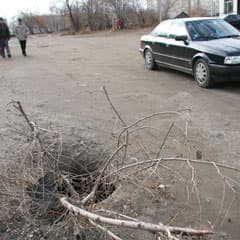 Недетская яма у детского сада