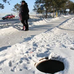 Два люка закрыли, один остался