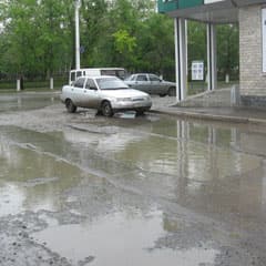 Объехать яму невозможно
