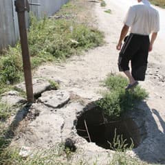 Провал у колонки