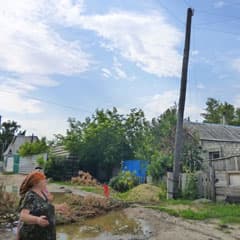 Столб может рухнуть в огород