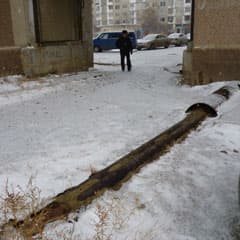 Мерзнут возле многоэтажек