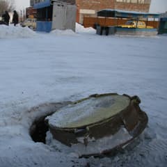 Люк сдвинули с основания