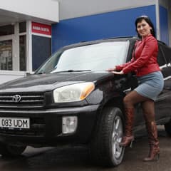 Брюнетка в гармонии с RAV-4