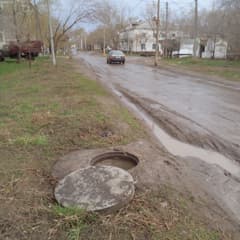 Наполовину заполнен водой