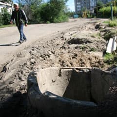Разбитая улица, разбитый люк