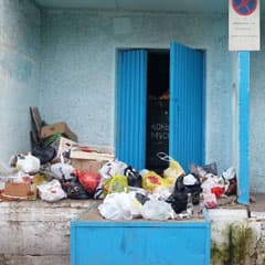 Как подъезд стал свалкой