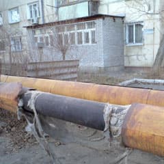 Сдирают бомжи и пешеходы