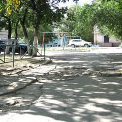Ямы во дворе на каждом шагу