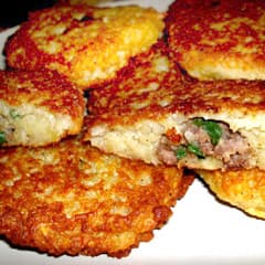 Делаем драники с начинкой