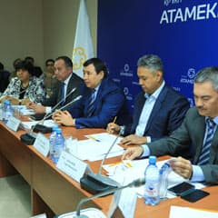 А дни-то впереди маячат серые