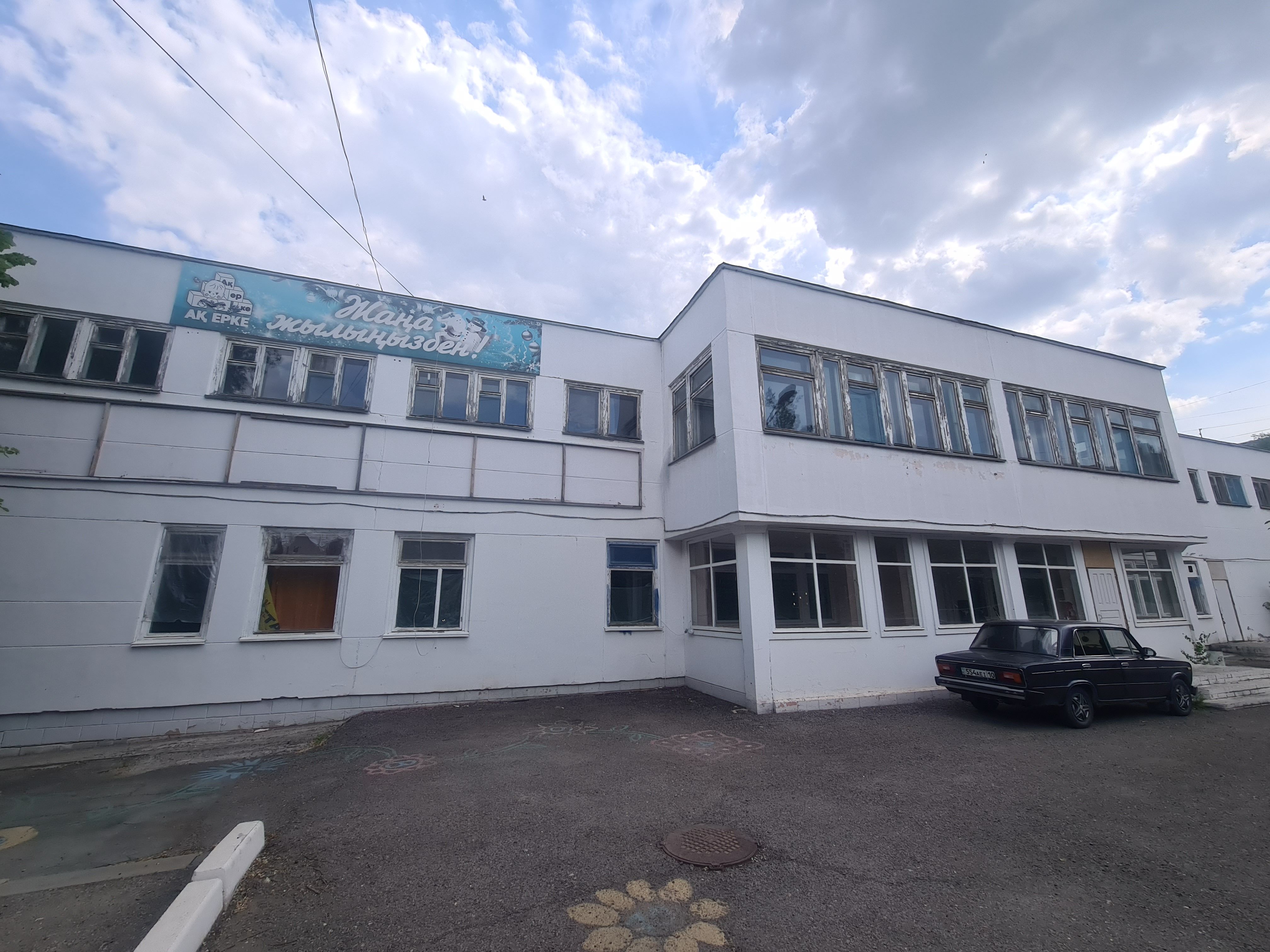 «В минуте ходьбы - пустующее здание» - Заброшенный детсад в Костанае вызывает возмущение горожан сразу по двум причинам