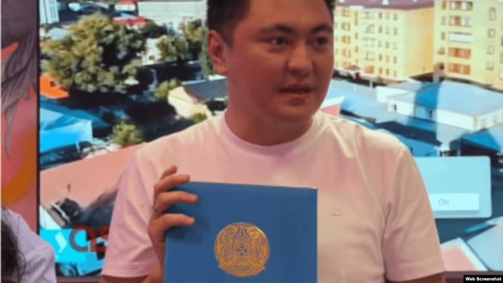 Депутата мажилиса Даулета Мукаева раскритиковали за поздравление, оформленное как «от имени парламента»