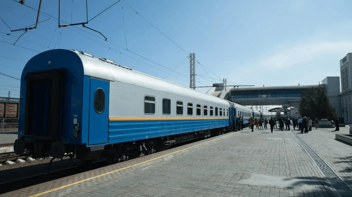 Запущенный на лето поезд между Астаной и Аркалыком продолжит курсировать до конца года