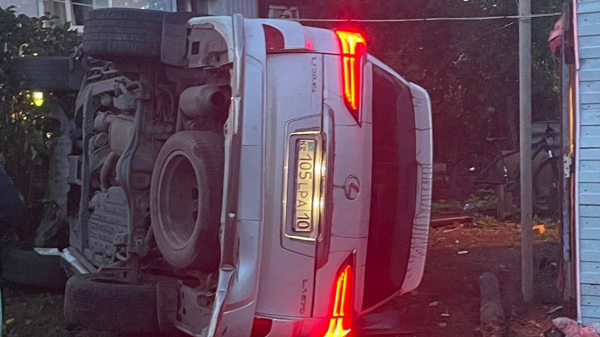 Пьяный 19-летний парень на угнанном Lexus врезался в припаркованные автомобили в Тобыле