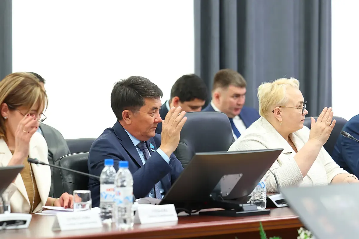 Субсидии перевозчикам, авто для депутатов, парковка за 400 млн? - В чью пользу облмаслихат уточнил бюджет