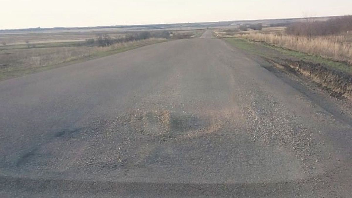 «Никто не отвечает, а виновата я» - Водитель пожаловалась на разбитую трассу в Костанайской области
